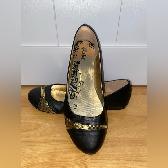 Brash Shoes - Women’s Brash Black & Gold Flats with Zipper Detailing - Size 8